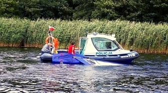 Silny wiatr przewrócił żaglówkę. 