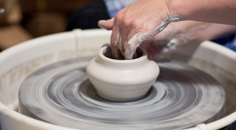 Zalety zestawów deserowych z porcelany