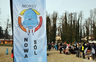 Fani lodowatej kąpieli weszli do jeziora