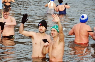 Fani lodowatej kąpieli weszli do jeziora