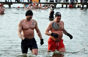 Fani lodowatej kąpieli weszli do jeziora