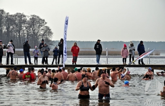 Fani lodowatej kąpieli weszli do jeziora