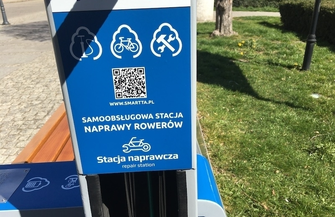 Nowoczesna ekologiczna ławeczka na rynku