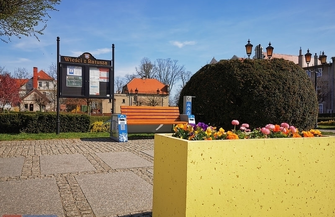 Nowoczesna ekologiczna ławeczka na rynku