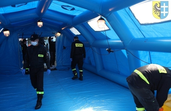 Namiot przed szpitalem we Wschowie