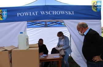 Starosta przekazał płyny dezynfekujące