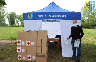 Starosta przekazał płyny dezynfekujące
