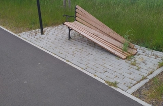 Akty wandalizmu na ścieżce pieszo rowerowej wzdłuż DK nr 12