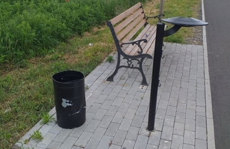 Akty wandalizmu na ścieżce pieszo rowerowej wzdłuż DK nr 12