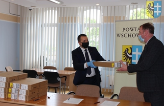 Starosta przekazał laptopy Dyrektorom szkół