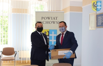 Starosta przekazał laptopy Dyrektorom szkół