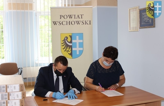 Starosta przekazał laptopy Dyrektorom szkół