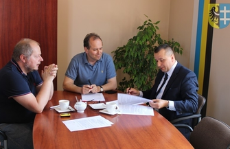 Podpisano umowę na budowę boiska w I LO