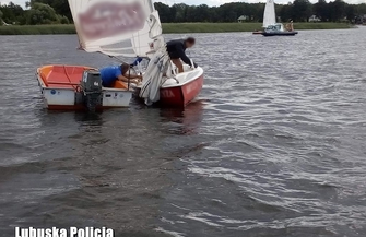 Silny wiatr przewrócił żaglówkę.