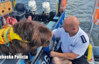 Silny wiatr przewrócił żaglówkę.