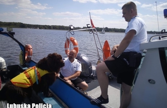 Silny wiatr przewrócił żaglówkę.