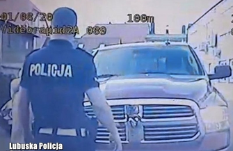 Kobieta miała problemy z oddychaniem. Dzięki policyjnej eskorcie szybko dotarła do szpitala