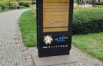 Przed ratuszem stanąłtotem ogłoszeniowy