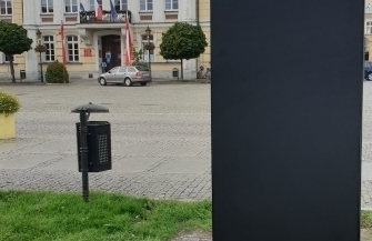 Przed ratuszem stanąłtotem ogłoszeniowy