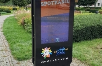 Przed ratuszem stanąłtotem ogłoszeniowy