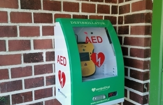 Defibrylator AED przy wejściu do SP 2