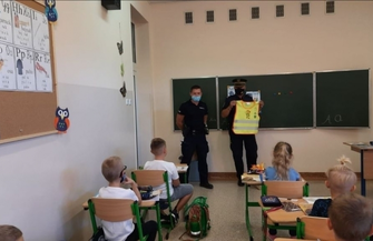 Dzielnicowi z wizytąu pierwszoklasistów ZDJĘCIA