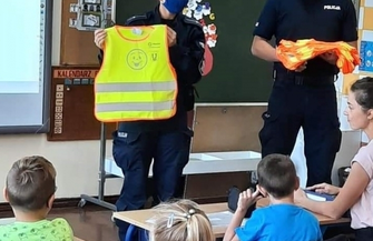 Dzielnicowi z wizytąu pierwszoklasistów ZDJĘCIA