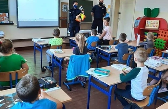 Dzielnicowi z wizytąu pierwszoklasistów ZDJĘCIA