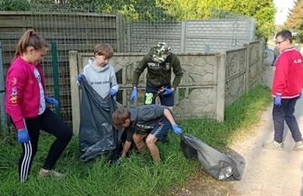 Uczniowie ruszyli sprzątaćswojąokolicę ZDJĘCIA