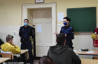 Bezpieczna Młodość - akcja policji w Staszicu ZDJĘCIA