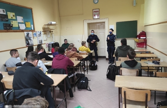 Bezpieczna Młodość - akcja policji w Staszicu ZDJĘCIA