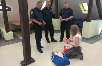 Strażacy przeszkoleni przez policjanta. Kurs Kwalifikowanej Pierwszej Pomocy ZDJĘCIA