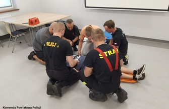 Strażacy przeszkoleni przez policjanta. Kurs Kwalifikowanej Pierwszej Pomocy ZDJĘCIA