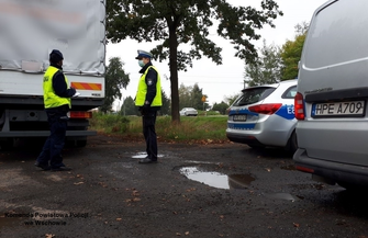 Policyjne kontrole pojazdów wielkogabarytowych oraz busów.