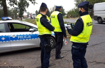 Policyjne kontrole pojazdów wielkogabarytowych oraz busów.