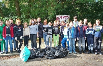 Uczniowie SP1 w akcji Sprzątanie Świata ZDJĘCIA