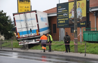 TIR uderzyłw ścianęmarketu ZDJĘCIA