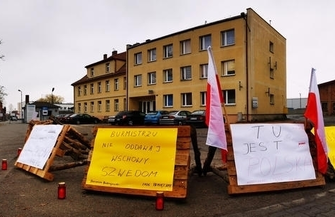 Cichy protest ludzi przeciwko głośnej pracy maszyn