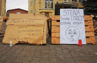 Cichy protest ludzi przeciwko głośnej pracy maszyn