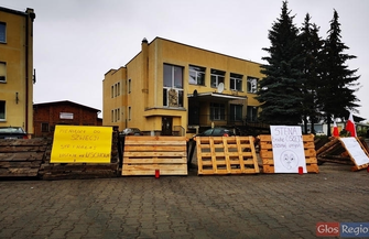 Cichy protest ludzi przeciwko głośnej pracy maszyn