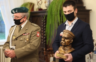 Związek Piłsudczyków RP otrzymał popiersie Marszałka