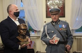 Związek Piłsudczyków RP otrzymał popiersie Marszałka