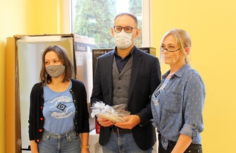 Burmistrz Antkowiak przekazał sprzęt AGD Stowarzyszeniu Bliżej Autyzmu