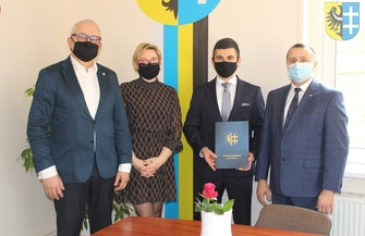 Jakub Ślipko zastąpił ElżbietęPrzygodę na stanowisku dyrektora 1 LO