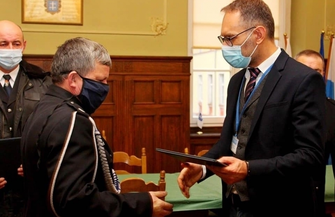 Burmistrz Antkowiak przekazał sprzęt dla druhów z OSP