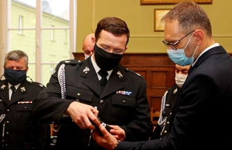 Burmistrz Antkowiak przekazał sprzęt dla druhów z OSP