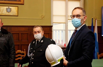 Burmistrz Antkowiak przekazał sprzęt dla druhów z OSP