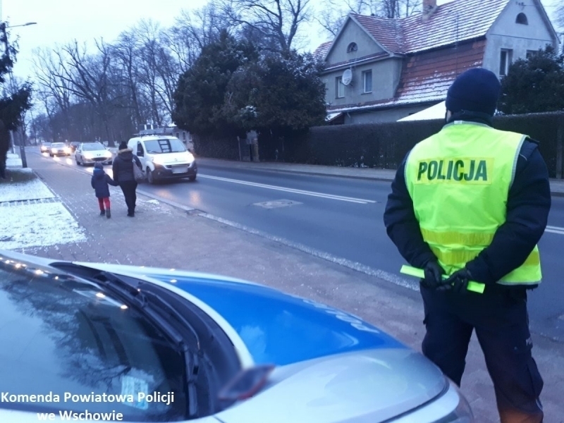 Wschowscy mundurowi edukująpieszych i lekkomyślnych kierowców ZDJĘCIA