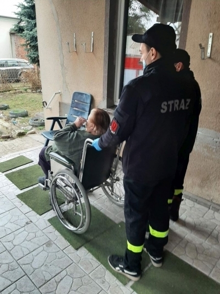 Strażacy pomagają w dowozie na szczepienia