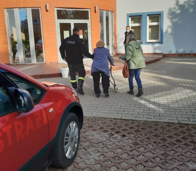 Strażacy udzielili pomocy starszej osobie w transporcie do punktu szczepień